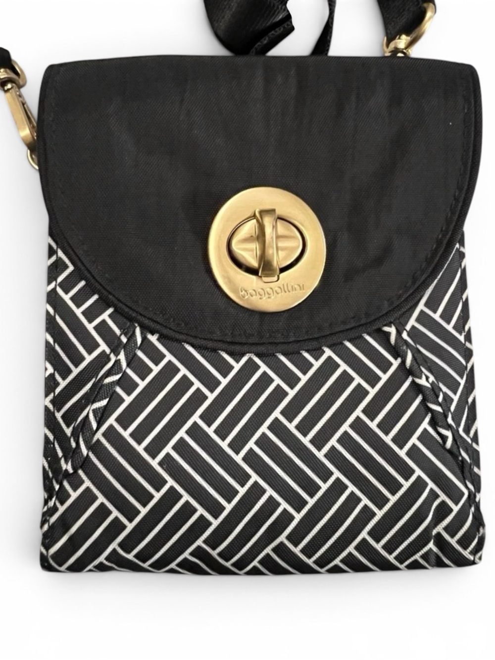 Baggallini RFID Athens Crossbody Wallet Black White Basketweave Geometric NWOT